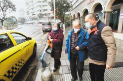 的哥免费接送老人,的哥助力失独老人出行无忧