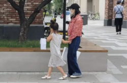 杜江霍思燕逛街,杜江霍思燕北京街头恩爱逛街，七年爱情如初